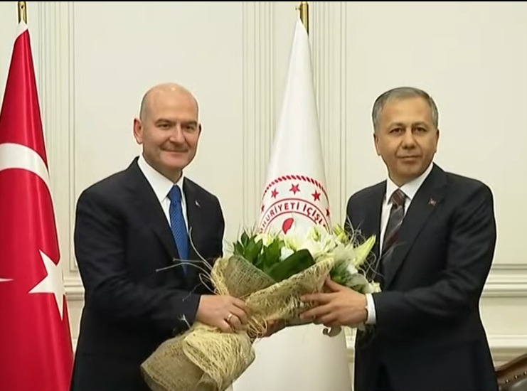 İçişleri Bakanlığı'nda gerçekleşen törenle yeni bakan Ali Yerlikaya, Süleyman Soylu'dan görevi devraldı.
