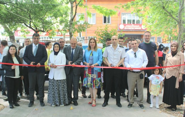 Susurluk Sosyal Yardımlaşma ve Dayanışma Vakfı'na bağlı olarak faaliyet gösteren Susurluk Aile Destek Merkezi (ADEM) 1'inci dönem kursiyerlerinin el emeği ve göz nuru ürünlerinin sunulduğu sergi açılışı gerçekleşti.