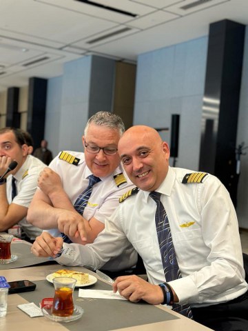 İddiaya göre, Türk Hava Yolları'nda çalışan pilot Evren Kaptan, sosyal medya hesabında Kemal Kılıçdaroğlu'na destek mesajlarını beğenip paylaştığı için işten çıkarıldı.