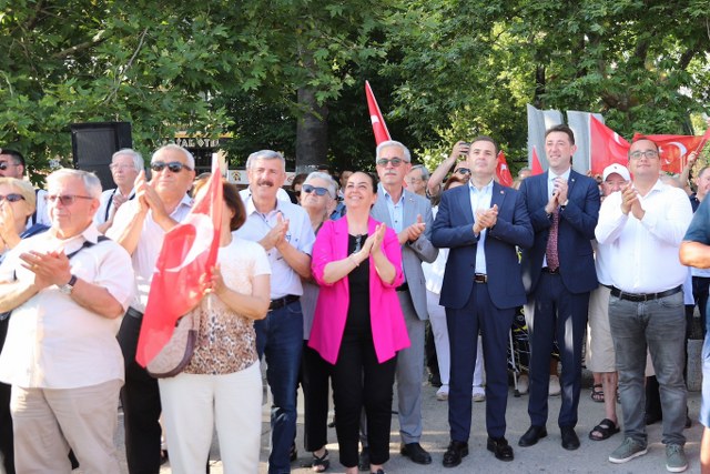 Cumhuriyet'in kurucusu Gazi Mustafa Kemal Atatürk'ün Balıkesir'in Erdek ilçesine gelişinin 85. yıl dönümü dolayısıyla tören düzenlendi.