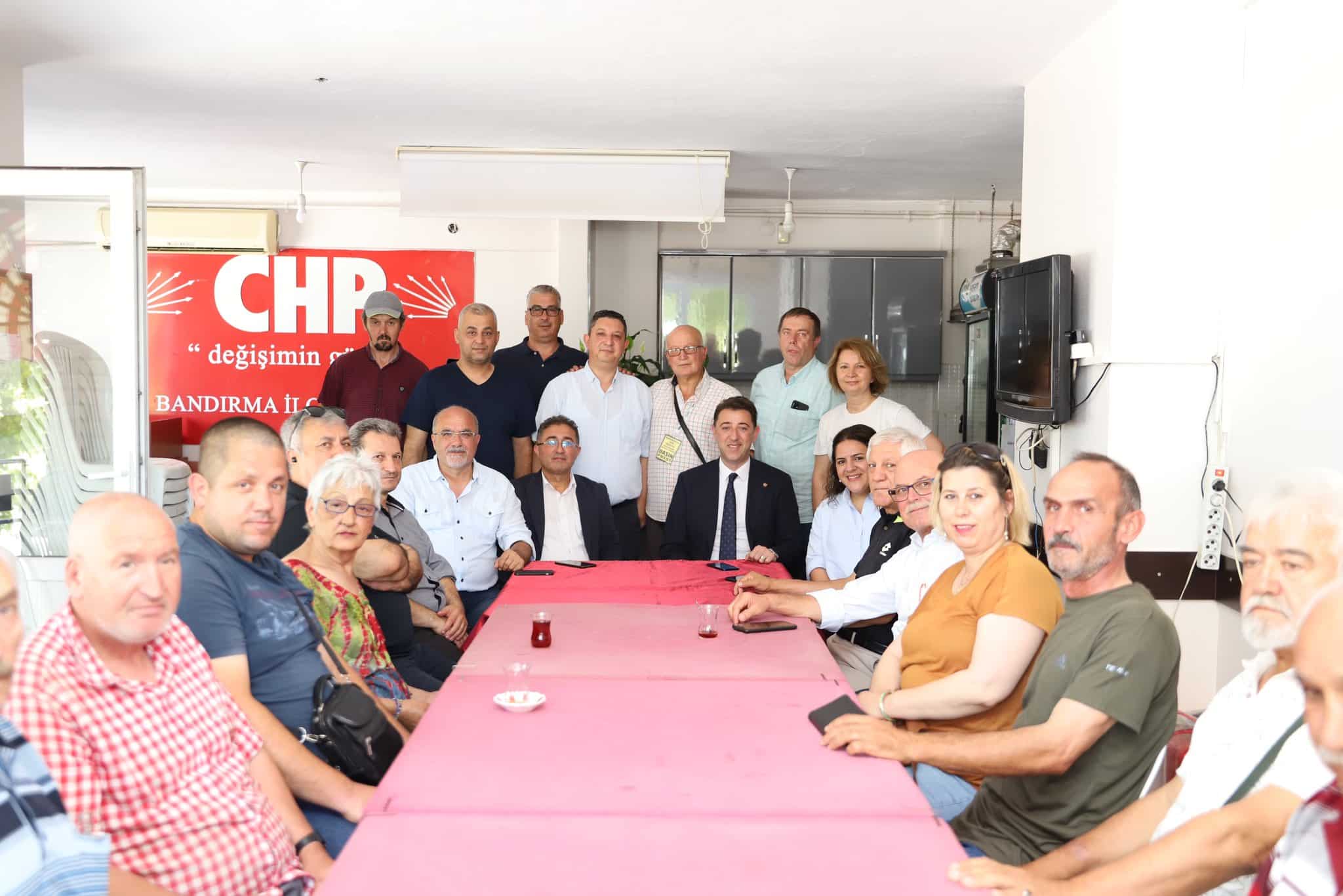 Bandırma Belediye Başkanı Tolga Tosun ve parti üyeleri CHP İlçe Örgütü'nde bir araya gelerek bayramlaştı.