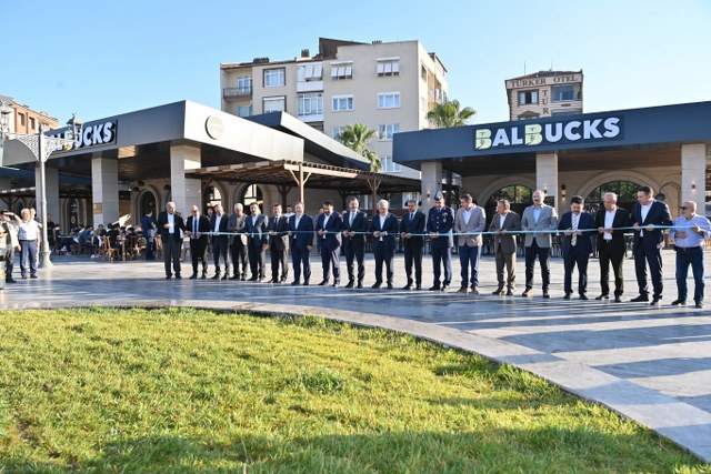 Balıkesir Büyükşehir Belediyesi, tüm dünyada binlerce şubesi olan Starbucks’a rakip olarak açtığı kahveciye “Balbucks” adını verdi. 