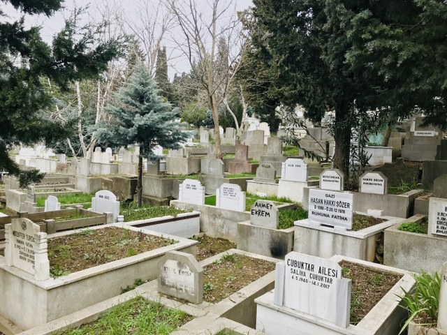 Vergi uzmanı Ozan Bingöl, 2023 yılında vekil, emekli vekil, devlet memuru ve SGK/Bağkur'lu için belirlenen cenaze ödeneklerini paylaştı. Bingöl, rakamları "Yaşarken de ölürken de adaletsiz" ifadeleriyle eleştirdi.