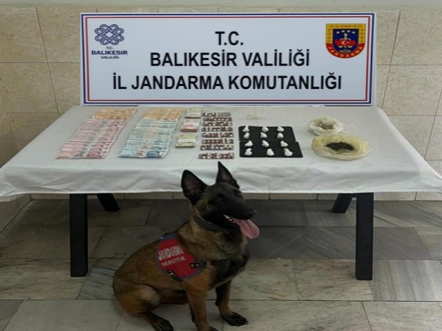 Balıkesir ilinin Burhaniye ilçesinde uyuşturucu operasyonunda 3 şüpheli yakalandı, 192 gram Bonzai, 107 adet Galara ve 13.435 TL suçtan elde edilen gelir ele geçirildi.