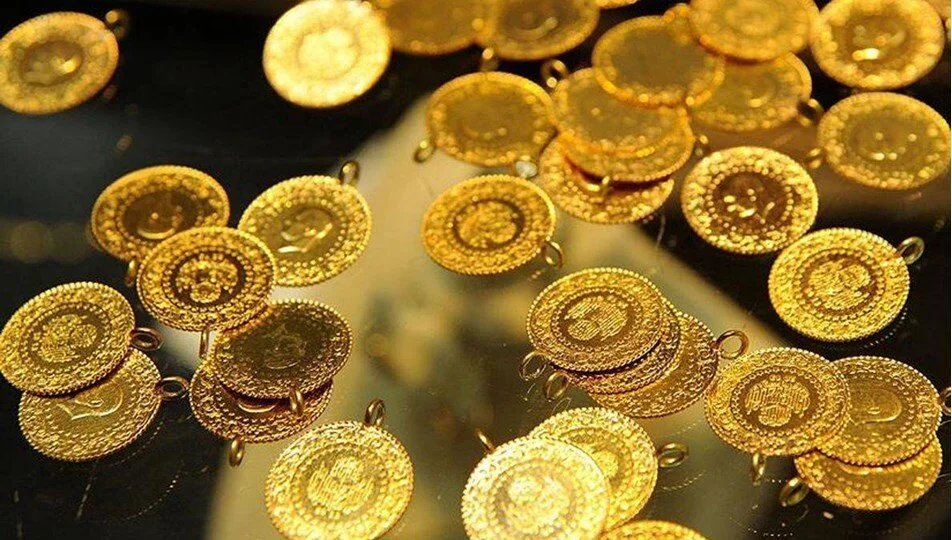 Dolar/TL kurunda gerçekleşen yüzde 5'i aşan artışla beraber rekor kıran gram altın 1441 liradan işlem görmeye başladı. Salı gününü 1361 liradan tamamlamıştı.