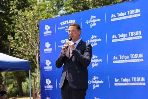 Bandırma Belediye Başkanı Tolga Tosun’un adaylığı sürecinde sözünü verdiği vaatleri arasında bulunan ve doğrudan dezavantajlı bireylere yönelik tasarlanan, “Tatlısu Engelsiz Yaşam Kampı” kısa sürede tamamlanmış ve hizmete açılmıştı. Özel bireylerin uygun şatlarda tatillerini yapabilmeleri için en ince ayrıntısına kadar düşünülen, denize sıfır bir yaşam alanı konumundaki “Tatlısu Engelsiz Yaşam Kampı” hizmete girdikten bir yıl sonra açılış töreniyle taçlandırıldı.