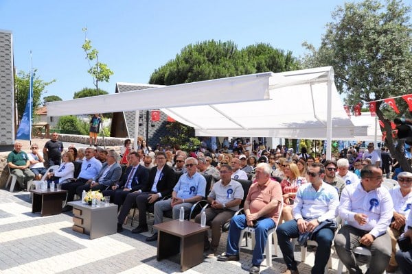 Bandırma Belediye Başkanı Tolga Tosun’un adaylığı sürecinde sözünü verdiği vaatleri arasında bulunan ve doğrudan dezavantajlı bireylere yönelik tasarlanan, “Tatlısu Engelsiz Yaşam Kampı” kısa sürede tamamlanmış ve hizmete açılmıştı. Özel bireylerin uygun şatlarda tatillerini yapabilmeleri için en ince ayrıntısına kadar düşünülen, denize sıfır bir yaşam alanı konumundaki “Tatlısu Engelsiz Yaşam Kampı” hizmete girdikten bir yıl sonra açılış töreniyle taçlandırıldı.