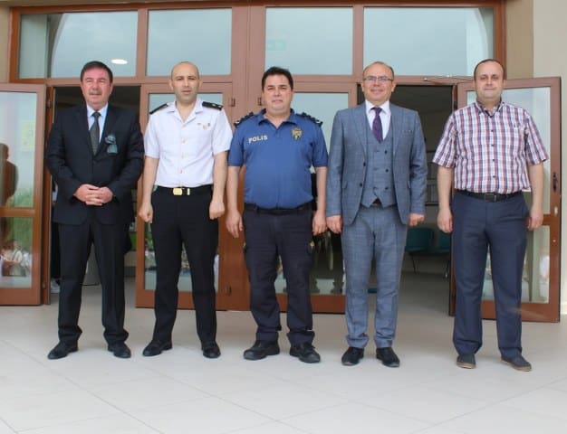 2022-2023 Eğitim Öğretim Yılı’nın sona ermesi nedeniyle Susurluk Anadolu Lisesi’nde düzenlenen karne dağıtım törenine katılan protokol üyeleri öğrencilerin karne heyecanına ortak oldu. Törende derece giren öğrencilere hediyeleri takdim edildi.