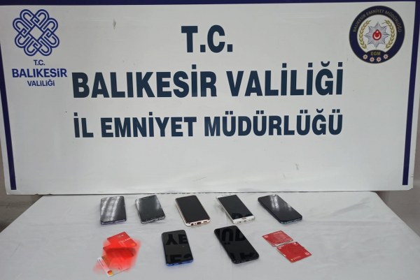 Balıkesir Cumhuriyet Başsavcılığı koordinesinde Asayiş Şube Müdürlüğü Dolandırıcılık Büro Amirliği ekiplerince 6 ilde gerçekleştirilen eş zamanlı operasyonlarda depremi fırsata çeviren 7 kişi dolandırıcılık şüphesiyle gözaltına alındı.