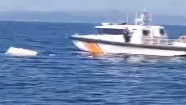 Erdek ilçesinde vatandaşlar tarafından denizde görülen cisim sahil güvenlik ekipleri tarafından denizden çıkarıldı. Konteyner sandılar, ama buzdolabı çıktı.