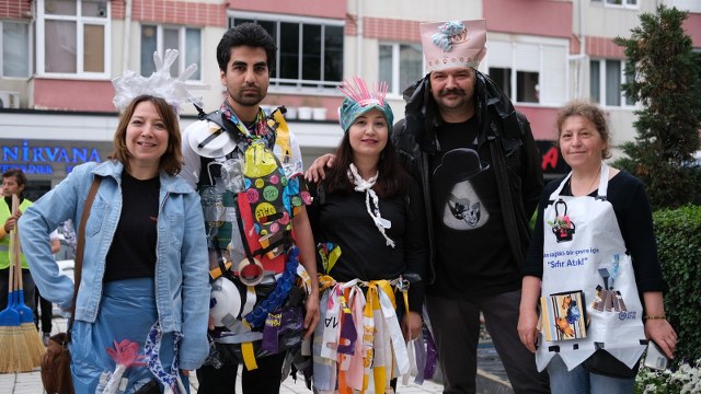 Susurluk’un ‘Masalcı Annesi’ Özlem Gül, ilkokul öğrencilerini çevre kirliliğine dikkat çekmek amacıyla kendi yazdığı ‘Üzgün Ağaç’ masalıyla büyülü bir yolculuğa çıkardı.