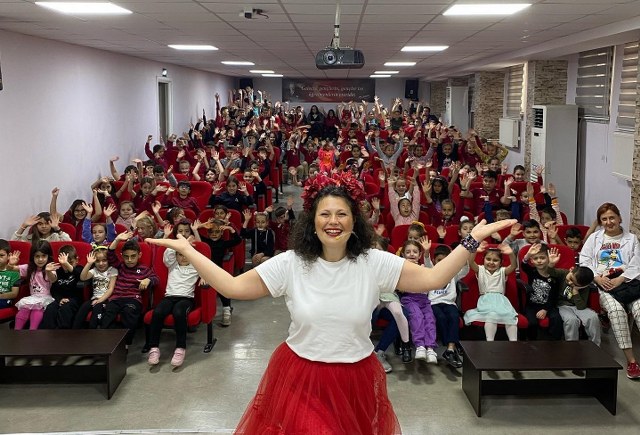 Susurluk’un ‘Masalcı Annesi’ Özlem Gül, ilkokul öğrencilerini çevre kirliliğine dikkat çekmek amacıyla kendi yazdığı ‘Üzgün Ağaç’ masalıyla büyülü bir yolculuğa çıkardı.