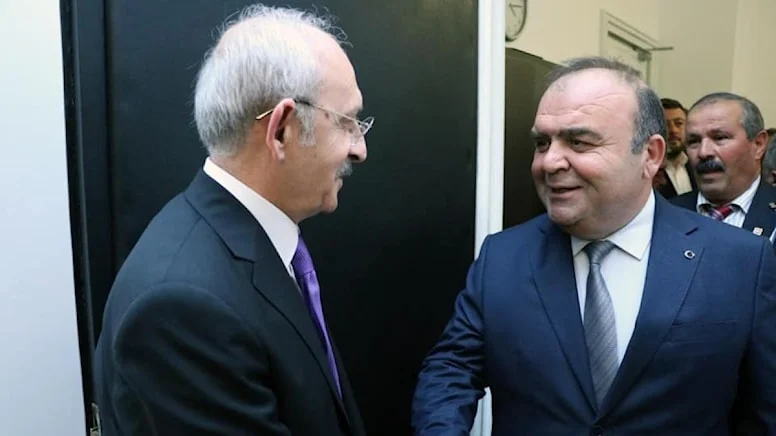 Tokat'ta CHP Erbaa İlçe Başkanı Hayri Kocaoğlu seçimlerde alınan sonuçlar nedeniyle istifa ettiğini duyurdu. Kocaoğlu, “Gelinen durum itibarıyla genel merkezimizde değişimin kaçınılmaz olduğu aşikarken sorumluluk alınmaması üzerine yapacağım bu duyuru ile bir kıvılcım yakmak istedim” ifadelerini kullandı. 