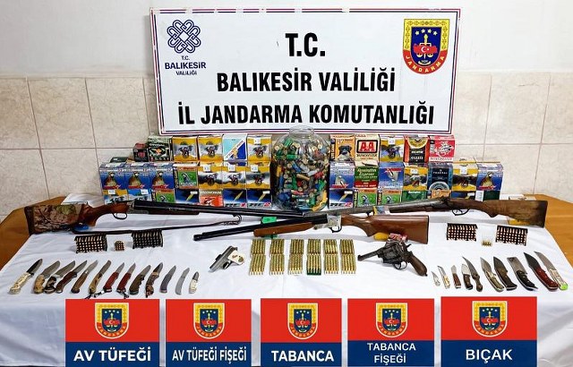 Balıkesir İl Jandarma Komutanlığı'nın yürüttüğü istihbari çalışmalar, silah ve mühimmat ticareti yapan bir örgütün faaliyetlerini ortaya çıkardı. 8 ilde gerçekleştirilen operasyonda 41 şüpheli yakalandı ve birçok silah, mühimmat ve yasa dışı malzeme ele geçirildi.