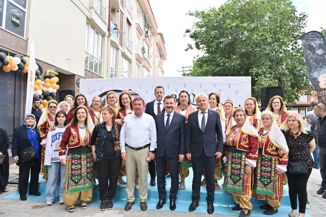 2019’dan bu yana yüzde 88’i kadın olmak üzere 21 bin 3 kursiyerin eğitim aldığı Meslek Edindirme Kursları’nın Susurluk’taki yeni merkezinin açılışında konuşan TBB ve Büyükşehir Belediye Başkanı Yücel Yılmaz, BALMEK kurslarının, hem bireyler hem de Balıkesir ekonomisi için değerli olduğunu vurguladı, kursların hobileri mesleğe dönüştüren organizasyon haline geldiğini belirtti.