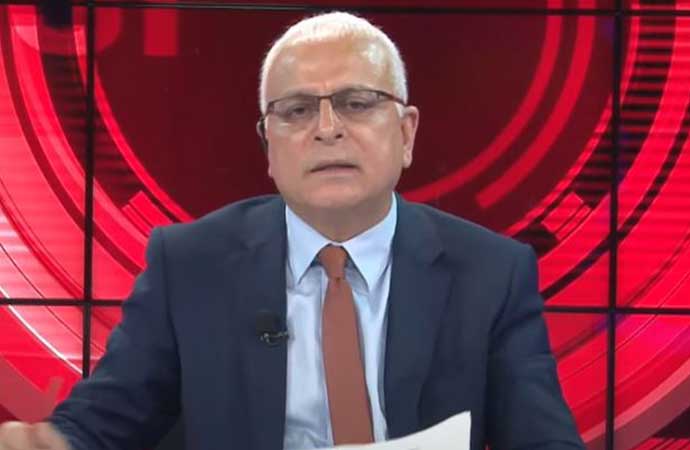 Merdan Yanardağ, TELE1'de yayın esnasında kanalın ofisine gelen polis memurları tarafından yayından sonra gözaltına alındı.