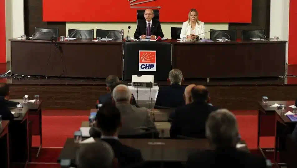 CHP Genel Başkanı Kemal Kılıçdaroğlu, dün partisinin il başkanlarıyla parti genel merkezinde bir toplantı gerçekleştirdi. Toplantının ardından bugün 81 il başkanı tarafından yapılan ortak açıklamada, "Değişimi, sağlayacak olan kişilerden ziyade fikirlerdir" ifadesine yer verildi.