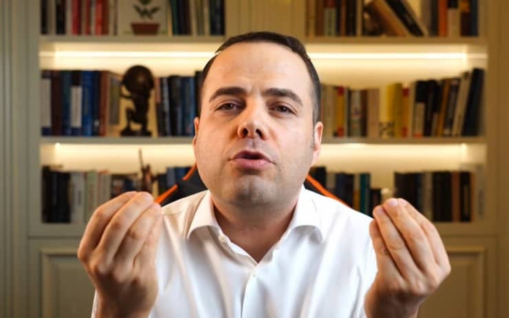Gazeteci Enver Aysever ile İktisat Profesörü Özgür Demirtaş arasında Twitter'da yeni bir atışma başladı. Aysever'in, Demirtaş'ı hedef aldığı paylaşımına Demirtaş'tan yanıt geldi. Demirtaş, Aysever'e, "Bu ülkeye ve etrafınıza katkınız SIFIR" dedi. 