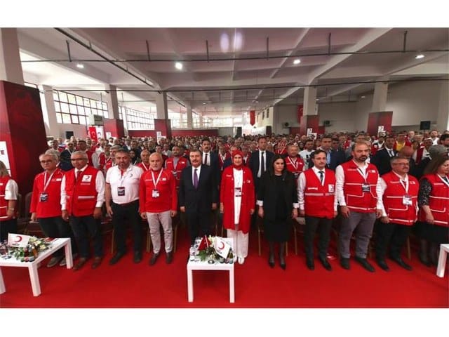 Kızılay’ın olağanüstü genel kurulu, Ankara’da Kızılay’a ait Etimesgut yerleşkesinde gerçekleştirildi. Yurdun dört bir yanından gelen Kızılay delegelerinin oy kullandığı olağanüstü genel kurulda geçerli oyların tamamını alan Fatma Meriç Yılmaz genel başkan oldu.