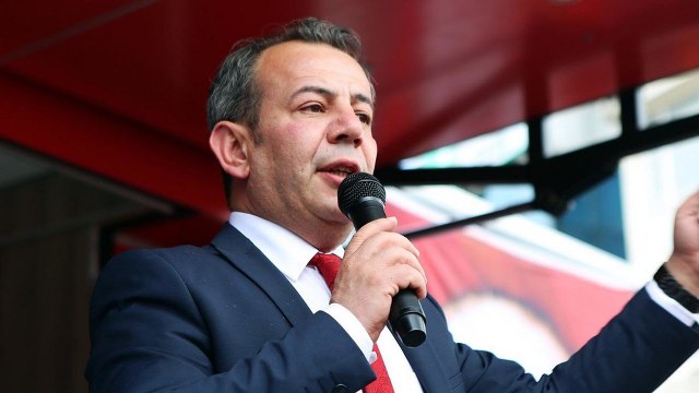 Bolu Belediye Başkanı Tanju Özcan'ın "Adalet ve Değişim" yürüyüşü, 3 Temmuz'da başladığı yolculuğu CHP Genel Merkezi'nde noktalanacak. Özcan, genel merkez önüne geldiğinde büyük bir kalabalık tarafından karşılandı.