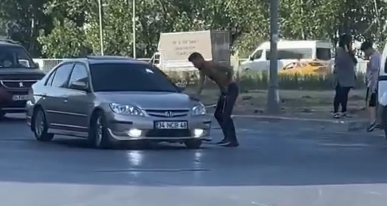 Esenyurt’ta motosiklet sürücüsüne yol veren Burak İşler’e, arkasındaki araç sürücüsü “Trafik var, neden yol veriyorsun” diyerek tepki gösterdi. Kısa sürede büyüyen kavga'da  öfke