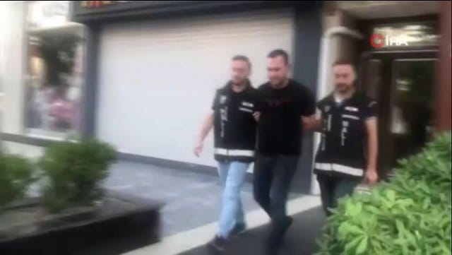 İstanbul Laleli'de piyasa kargo mallarını, Romanya’daki paravan bir şirkete ihracat yapmış gibi göstererek, devleti 38 milyon dolar zarara uğratan şebeke polisin operasyonuyla yakalandı.