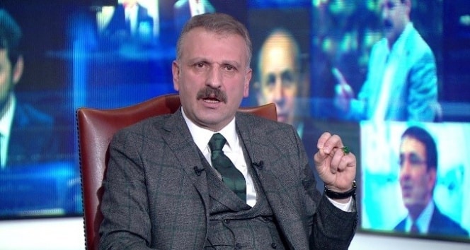 İstanbul'un Esenyurt ilçesindeki bir tekel bayisinde meydana gelen silahlı saldırıda iki kişi hayatını kaybetti, bir kişi ise yaralandı. Saldırının görüntüleri sosyal medyanın gündemine otururken Cumhurbaşkanı Başdanışmanı Oktay Saral'ın yaptığı "İdam" paylaşımı tartışma yarattı.