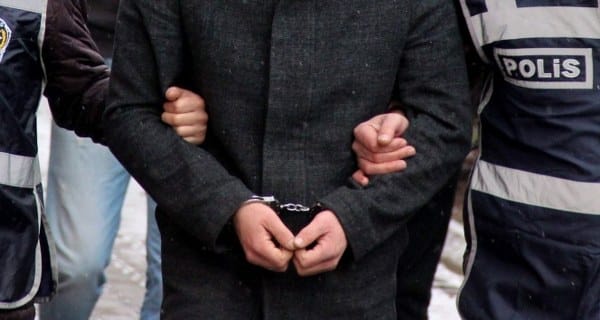 Cumhuriyet Başsavcılığı, internet ve sosyal medya platformlarında nefret söylemi kullanarak halkı kin ve düşmanlığa teşvik etmek, halkı yanıltıcı bilgileri açıkça yaymak, korku ve panik yaratma amacıyla tehdit içeren paylaşımlar yaptığı tespit edilen 27 kişinin gözaltına alınması emrini verdi.