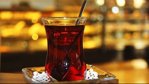 Çay fiyatlarına Haziran başında gerçekleşen yüzde 43'lük zamın ardından bir zam daha geldi. Çaykur, kuru çay fiyatlarına yüzde 9,5 oranında zam yapma kararı aldı.