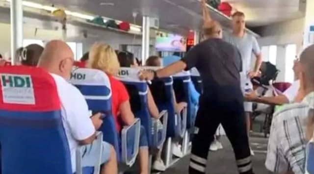 Balıkesir’in Avşa Adası’ndan İstanbul'a doğru hareket eden feribot Marmara Denizi ortasında fırtınaya yakalandı, yolcular korku dolu anlar yaşadı.