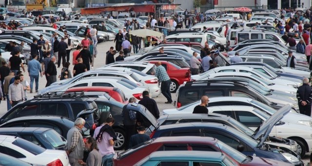 İkinci el motorlu kara taşıtlarının üretici veya distribütör tarafından tavsiye edilen güncel satış fiyatının üzerinde bir fiyattan ilan yoluyla pazarlanmasının yasaklandığını belirten karar Resmi Gazete’de yayımlandı.