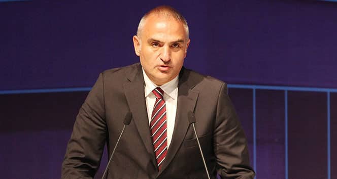 Kültür ve Turizm Bakanı Mehmet Nuri Ersoy, Antalya'nın Kemer ilçesindeki orman yangınının 120 hektarlık alanda etkili olduğunu belirterek, "Herhangi bir can kaybı