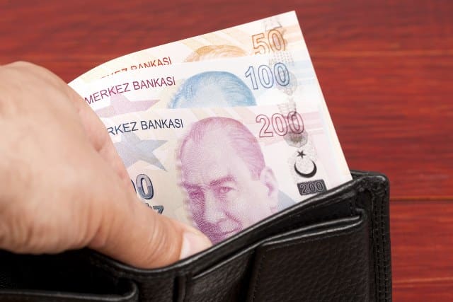 Yarın, milyonlarca memur emeklisini ilgilendiren maaş farkı ödemesi gerçekleştirilecek. Emekli Sandığı'ndan emekli olanlar, yarın hesaplarından m