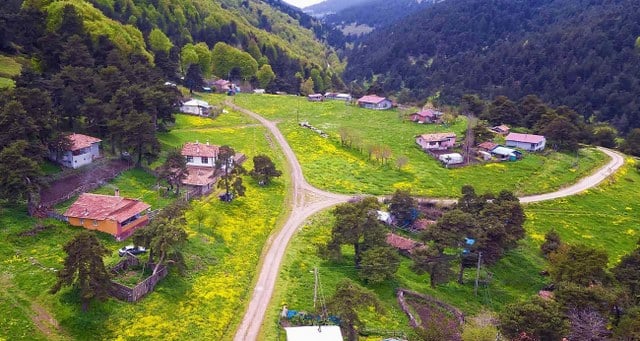 Amasya’nın Gümüşhacıköy ilçesindeki yaylalar, dünyaca ünlü İsviçre Alplerini andıran görüntüsüyle görsel bir şölen sunuyor.