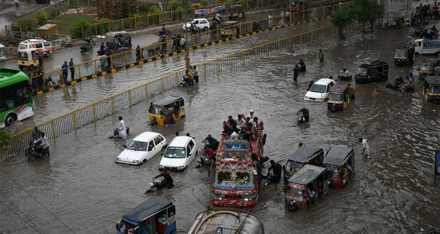 Pakistan’ın Karaçi kentinde bu mevsimde etkili olan muson yağmurları nedeniyle meydana gelen selde çok sayıda araç zarar gördü.