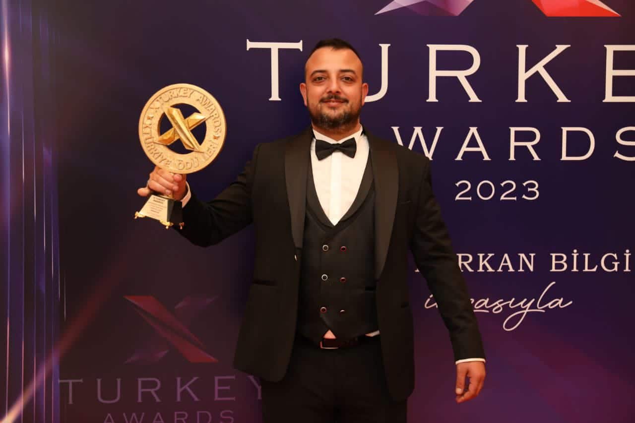 Bandırma merkezli Erdener Şuvak Kuaför ve Güzellik Merkezi sahibi iş adamı Erdener Şuvak, ticari başarılarıyla sadece iş dünyasında değil, aynı zamanda hayırsever yönüyle de dikkatleri üzerine çekiyor. Erdener Şuvak, birçok toplumsal sorunu ele alarak ve sorunlara çözüm üreterek toplumsal katkı sağlamayı amaçlıyor.