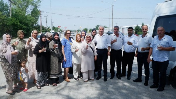 Susurluk Belediye Başkanı Nurettin Güney İzmir – İstanbul yolu üzerinde seyahat eden vatandaşlara soğuk ve bol köpüklü Meşhur Susurluk ayranından ikram ederek vatandaşa yöresel lezzeti tanıttı.