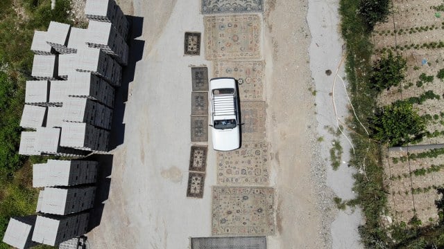 Manisa'nın Demirci ilçesinde, dokunan halılar eskitilmek amacıyla yollara seriliyor. Kadınlar tarafından özenle dokunan halılar, güneşte bekletilerek ve üzerinden araçların geçmesiyle antika bir görünüm kazanıyor. Bu sıra dışı işlem sonucunda elde edilen halılar, ihraç edilerek Amerikalıların evlerini süslüyor.