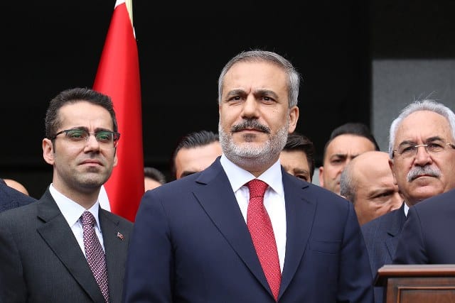 Dışişleri Bakanı Hakan Fidan Jakarta'daki Türk Büyükelçiliğinde düzenlenen 15 Temmuz Demokrasi ve Milli Birlik Günü Anma Töreni’nde yaptığı konuşmada, "Dünya'yı FETÖ'ye dar etmeye devam edeceğiz" dedi.