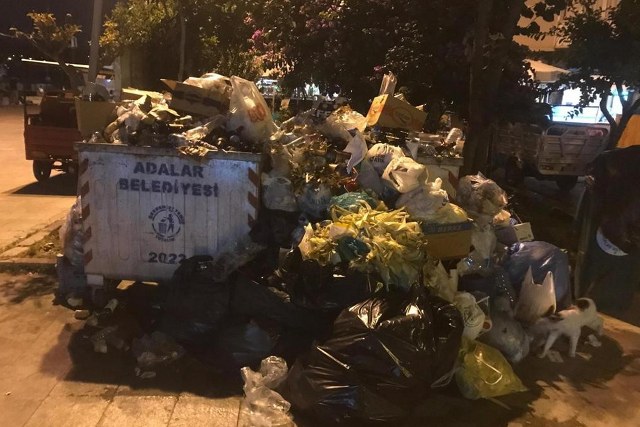 Bayram tatilinde İstanbul'da kalan vatandaşların tercihi Adalar oldu. Kapasitesini aşan Büyükada ve Heybeliada’da çöp yığınları oluştu.
