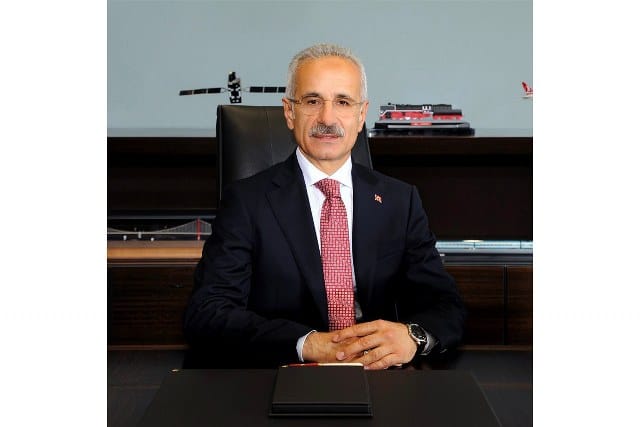 Ulaştırma ve Altyapı Bakanı Abdulkadir Uraloğlu, Antalya ve Trabzon havalimanlarının Kurban Bayramı’nda tüm zamanların uçuş ve yolcu rekorunu kırdığını söyledi.