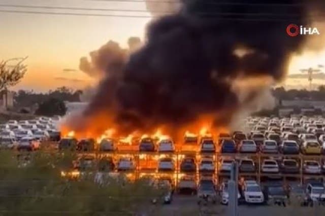 Fransa’da yaşanan şiddetin Marsilya şehrine sıçramasıyla birlikte şiddet olayları devam ediyor. Göstericiler, yeni otomobillerin bulunduğu otoparkta onlarca aracı ateşe verdi.