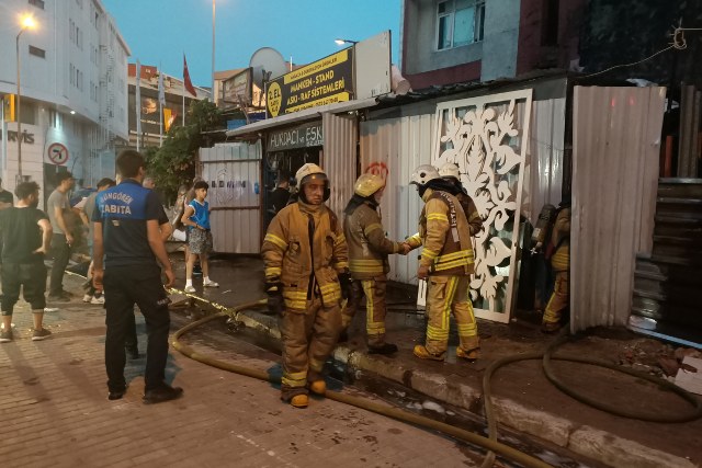 İstanbul'un Güngören ilçesinde ikinci el eşya alım satımı yapan bir dükkanda çıkan yangın itfaiye ekipleri tarafından söndürüldü.