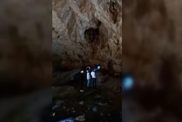 Bayburt'un Helva köyünde gezmek için akrabaları ve çocuklarıyla dağa çıkan Mehmet Daştan (43), yaklaşık 80 metre derinlikteki buz mağarasına düştü. Olayın bildirilmesi üzerine jandarma, AFAD, sağlık ve itfaiye ekipleri sevk edildi. Yaklaşık 4 saatlik çalışmanın ardından Daştan'ın cesedi bulundu. Cenaze, otopsi için Bayburt Devlet Hastanesi'ne gönderildi. Mehmet Daştan'ın düşme anı cep telefonu kamerasına yansıdı. Babasının düştüğünü gören çocuğu ise feryat etti. Olayla ilgili tahkikat başlatıldı.