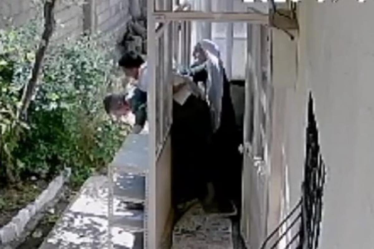 Van’ın merkez İpekyolu ilçesinde yeğeninin saldırısına uğrayan adam, ölü numarası yaparak kurtuldu.