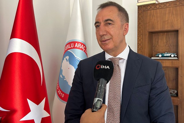 Yeni düzenlemenin ardından ikinci el piyasasının durumunu değerlendiren Otonomi Yönetim Kurulu Başkanı Aydın Erkoç, “Stokçuluk yapanların nerelerde stokçuluk yaptığını Ticaret Bakanlığımız çok iyi biliyor ve takip ediyor. Bu suni köpüğün ikinci elde de geriye geleceğine inanıyoruz” ifadelerini kullandı.
