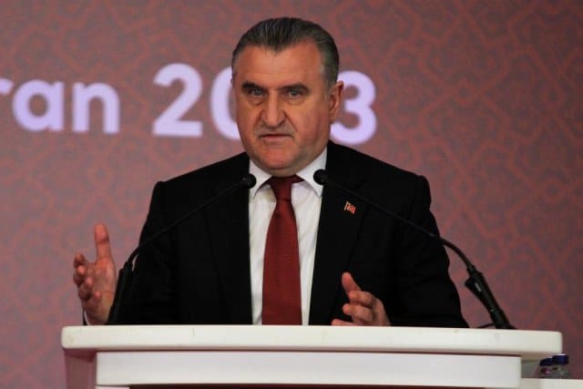 Gençlik ve Spor Bakanı Dr. Osman Aşkın Bak, Sırbistan'da düzenlenen Avrupa Gençler Yüzme Şampiyonası'nda erkekler 1500 metre serbest stil finalinde şampiyona rekoru kırarak altın madalya kazanan Kuzey Tunçelli ile aynı yarışta bronz madalya kazanan Emir Batur Albayrak'ı tebrik ettiği bir mesaj yayımladı. 
