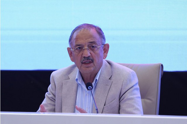 Çevre, Şehircilik ve İklim Değişikliği Bakanı Mehmet Özhaseki, "Yerinde Dönüşüm Projesi" kapsamında kendi yapısını yerinde inşa edecek afetzedelere hibe verileceğini bildirdi.