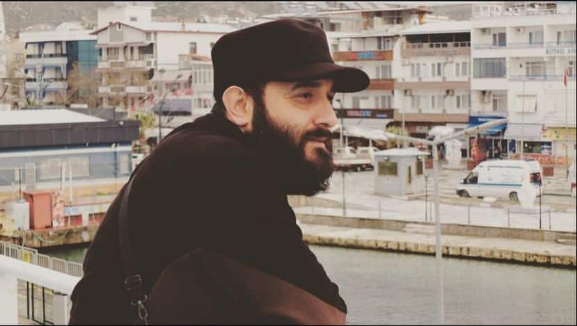 Kurban Bayramı, Müslüman toplumun önemli bir dini bayramıdır. Her yıl milyonlarca Müslüman, bu özel gün vesilesiyle kurban keserek ibadetlerini gerçekleştirir. Ancak, son yıllarda Kurban Bayramı etrafında tartışmaların yoğunlaştığını gözlemlemekteyiz. Geleneklerin ve modern yaşamın çatışması, hayvan hakları savunucularının tepkisi ve sürdürülebilirlik endişeleri gibi konular, Kurban Bayramı hakkındaki eleştiriye neden olan unsurlar arasında yer almaktadır.