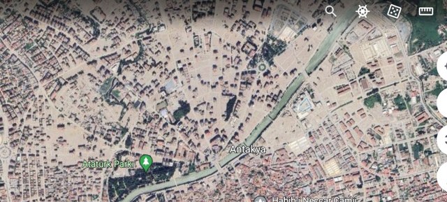 Depremin vurduğu Hatay’da yıkımın boyutu uydu görüntüleriyle gözler önüne serildi. Uydu görüntülerinde; binaların yerini boş arazilerin aldığı gözlemlendi.